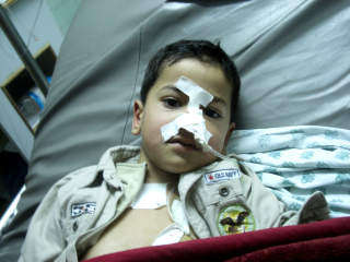 ALVORLIG: Essidi Sarzuhr (6) ligger p� samme rom som Salmah. Han ble truffet av splinter, etter at sju israelske raketter traff rett foran huset familien hans bor. Han har alvorlige skader i magen, og var i livsfare da han kom til sykehuset. Foto: NORWAC