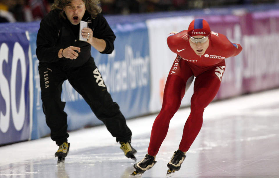 FEILSKJ�R? Peter Mueller har en sosial v�rem�te som ikke akkurat limer sammen et fra f�r splittet milj�, og er definitivt en mislykket frontfigur for sporten, mener v�r kommentatator. Foto: Bj�rn Sigurds�n/Scanpix