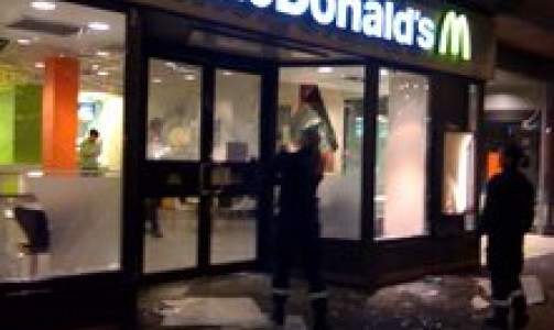 SMADRET RUTER: McDonalds i Nedre Slottsgate ble gjenstand for br�kmakernes herjinger. Foto: Sindre Meldalen