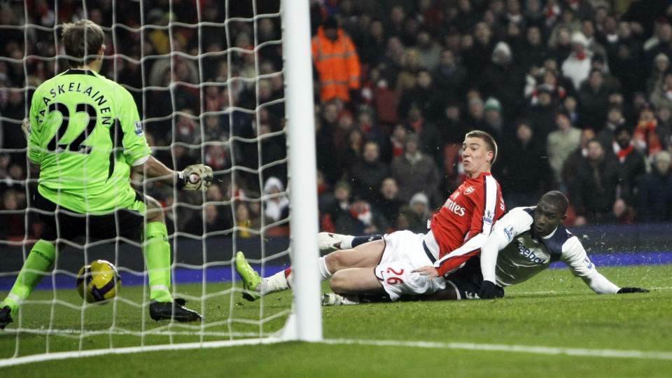 SEN M�LLYKKE: Niklas Bendtner var rett mann p� rett sted da innlegget fra Robin van Persie kom mot bakre stolpe etter 84 minutter.Foto: AP Photo/Matt Dunham/Scanpix