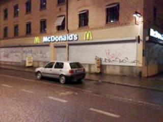 STENGT: McDonalds p� Gr�nland ble stengt etter angrepet. MMS-foto: Ole Werring