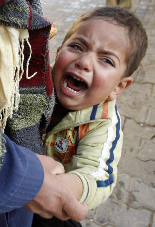 FORTVILELSE: En palestinsk gutt gr�ter under en begravelse i Gaza i g�r. Foto: Ibraheem Abu Mustafa/SCANPIX