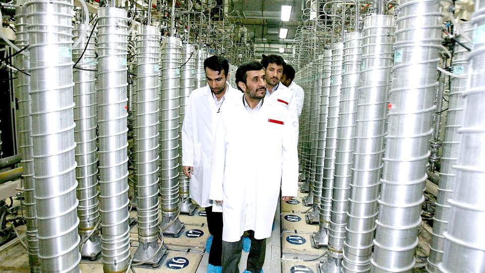 P� OMVISNING: President Mahmoud Ahmadinejad fikk i fjor en omvisning p� atomanlegget som Israel ville bombe. Foto: AFP/Scanpix