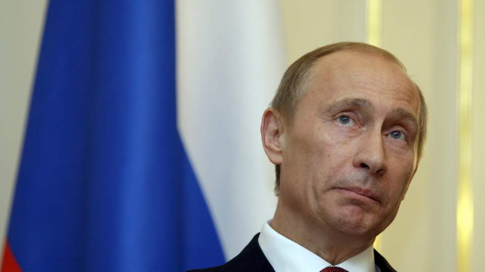 SUR: Russlands statsminister Vladimir Putin ble irritert av p�lser til omtrent 50 kroner. - Er det normalt? tordnet han.  EPA/SERGEY PONOMAREV / POOL