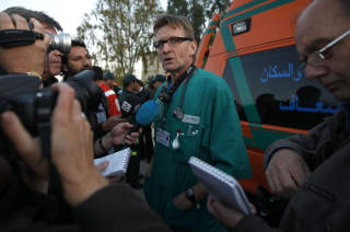 JOURNALISTER: Mads Gilbert snakker med journalister etter � ha ankommet grenseovergangen i den egyptiske byen Rafah i g�r. Foto: Nasser Nasser/SCANPIX