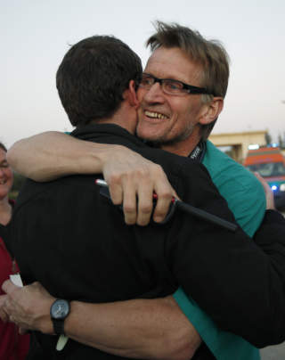 I SIKKERHET: Mads Gilbert omfavnet en venn da han kom i sikkerhet p� den egyptiske grensen i g�r. Foto: Nasser Nasser/SCANPIX
