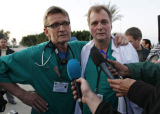 BLANT F� VESTLIGE P� GAZA-STRIPEN: De norske legene Erik Fosse og Mads Gilbert ble kjent for sin formidable innsats under krigen p� Gaza-stripen. Gilbert sa til internasjonal presse at situasjonen p� Gaza-stripen lignet p� situasjonen i Warszawa-ghettoen. Foto: AP Photo/Nasser Nasser