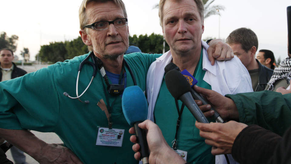  FERDIGE: Erik Fosse og Mads Gilbert er n� ute av Gaza, der de har tilbragt elleve dager p� al-Shifa-sykehuset.  Foto: Nasser Nasser/SCANPIX