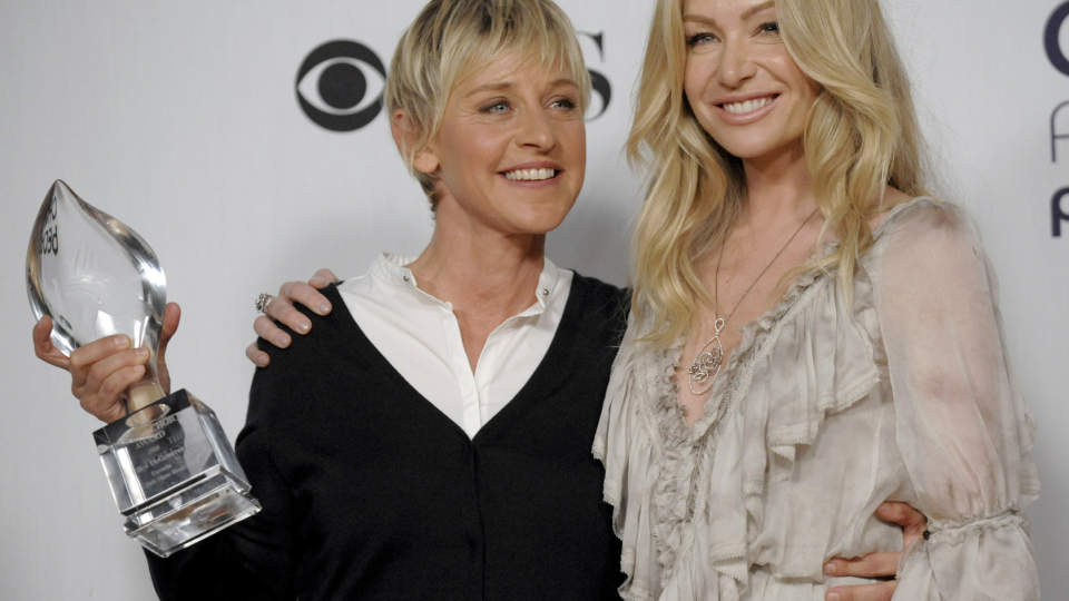 LYKKELIG GIFT: Komiker og tv-vertinne Ellen DeGeneres er selv gift med skuespilleren Portia de Rossi. N� pr�ver hun seg p� match-making for kollega Anne Hathaway. Foto: Scanpix