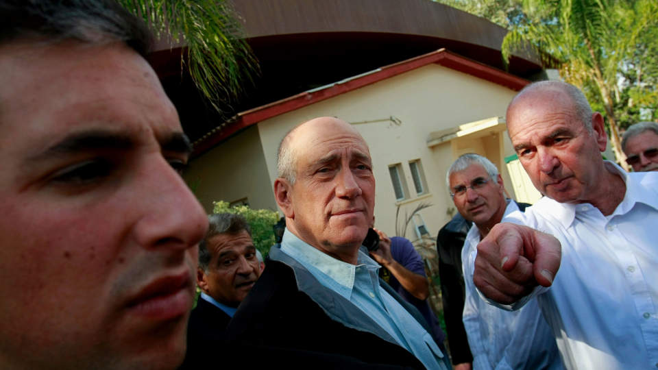 MOT SLUTTEN: Ehud Olmert (i midten) og Matan Vilnai (til h�yre) sier krigen g�r mot slutten. Foto: AFP PHOTO/POOL/DAVID SILVERMAN/Scanpix