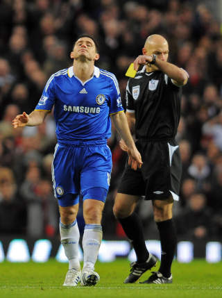 TIDLIG ADVARSEL: Frank Lampard fikk se det gule allerede etter et par minutter. Foto: SCANPIX/AFP/ANDREW YATES