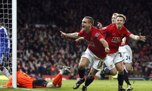 DET VIKTIGE F�RSTE: Nemanja Vidic stanget inn Uniteds lederm�l p� overtid av f�rste omgang. Foto: SCANPIX/AP/Jon Super