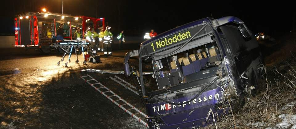 FLER SKADD: F�reren av en personbil omkom i en kollisjon med en buss p� E134 i Hokksund i Buskerud s�ndag. Flere personer i bussen er skadd.
Foto: Terje Bendiksby / SCANPIX