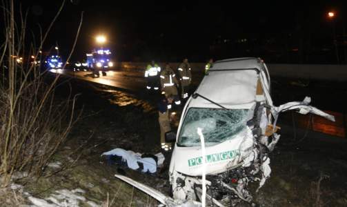 OMKOM: F�reren av en varebil omkom i en kollisjon med en buss p� E134 i Hokksund i Buskerud s�ndag. Flere personer i bussen er skadd.
Foto: Terje Bendiksby / SCANPIX