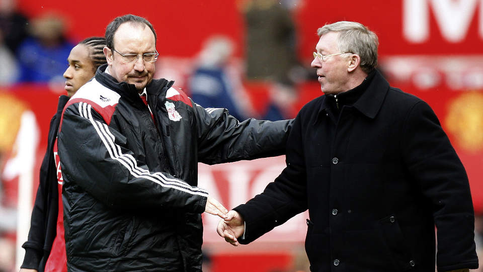 ORDKRIG: Rafael Benitez og Sir Alex Ferguson har brukt kraftig skyts mot hverandre de siste dagene. P� banen var det sistnevnte som hadde mest � juble for denne helga. Foto: AP/Jon Super/Scanpix