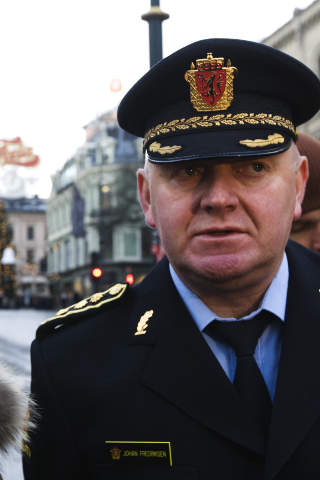 VIL HA FORELDRE OG SKOLEN P� BANEN:
Politiinspekt�r ved Oslo Politidistrikt, Johan Fredriksen, er overrasket over deltakernes unge alder. Han h�per oppt�yene i Oslo sentrum tar slutt og mener det skader de fredelige demonstrantenes sak at vold brukes.
Foto: Cornelius Poppe / SCANPIX