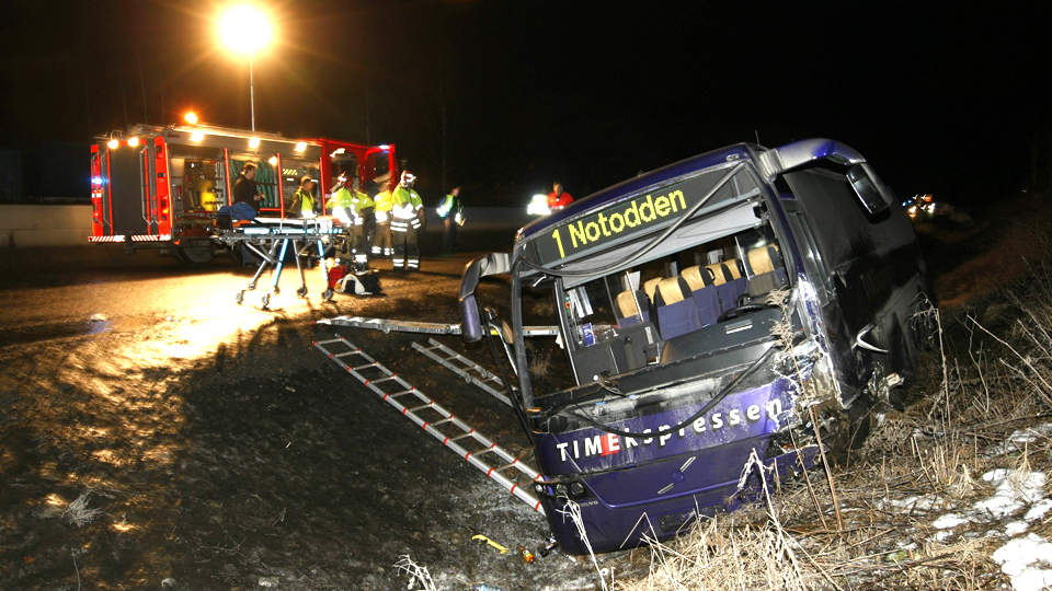 D�DSULYKKE:  En ung mann mistet livet i en frontkollisjon i Hokksund s�ndag kveld. Flere av busspassasjerene ble skadd. Foto: Terje Bendiksby/Scanpix