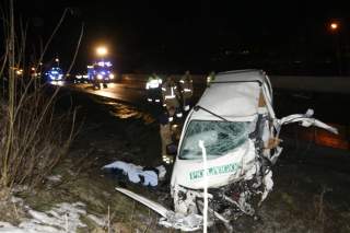 ALENE I BILEN:   Mannen som mistet livet var alene i bilen. Foto: Terje Bendiktsby
