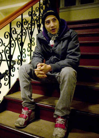 REAGERER P� POLITIET: Hicham Banouni (15) forteller at en politimann lagde trutmunn og kysse-lyder mot en jente som ba om � f� g� p� do. Historien bekreftes av flere uavhengige kilder. - Politihundene ble sluppet nesten opp i ansiktet p� oss, forteller han i dagens papirutgave av Dagbladet. Foto: Bj�rn Langsem/Dagbladet