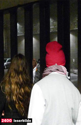 FRILUFT: I garasjen var det kaldt, flere forteller at de fr�s de fem timene mens de ventet p� � bli registrert med navn, bilde og nedtegning av klesdrakt, f�r l�slatelse. Foto: Privat