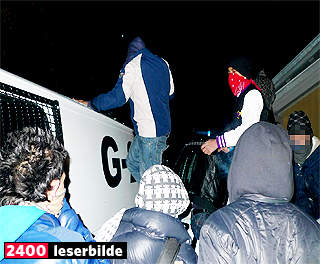 STAKK F�R POLITIET TOK DEM: For � slippe unna omr�det stakk flere over taket p� politibilene som sperret veien og ut i Slottsparkens m�rke skygger. Foto: Privat