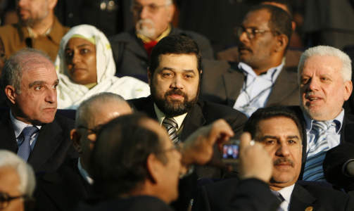 AVVISER IKKE ALT:  Hamas sin leder i Libanon Osama Hamdan, i midten, avviser ikke hele forslaget til en v�penhvile, framsatt av Egypt. Foto: Scanpix
