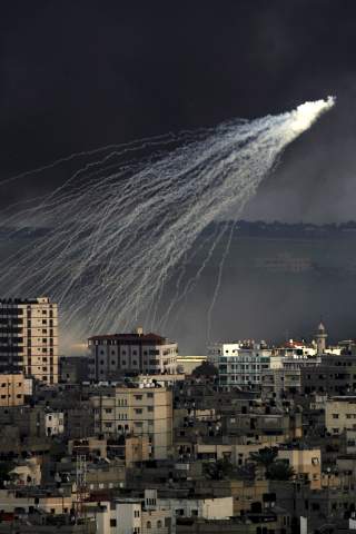 KJEMPER FORTSATT:  Angrepene mot Gaza har ikke stanset. Rundt 1000 mennesker har mistet livet siden Israel startet sin offensiv for 17 dager siden. Foto:  EPA/MOHAMMED SABER/Scanpix