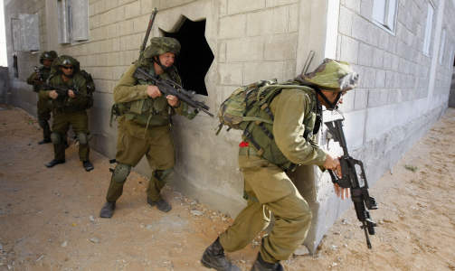 RESERVESTYRKER:   P� tross av at Israel melder at de n�rmer seg slutten p� sin offensiv, ble reservestyrker i g�r sendt til Gazastripen. Foto: AFP PHOTO/JACK GUEZ/Scanpix