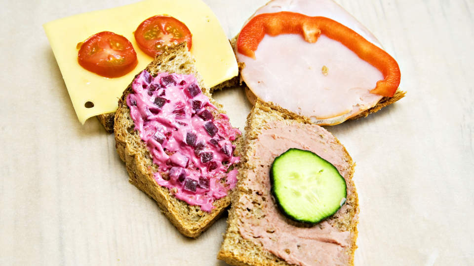 LANDER ALLTID MED P�LEGGET NED: Et av de eldste og mest kjente symbolene p� Murphys lov er br�dskiva som alltid faller med sm�ret eller p�legget ned hvis du mister den ned fra bordet. PS! Egentlig skulle vi hatt en video i denne saken der vi testet om br�dskiva virkelig landet med sm�ret f�rst. Men tingenes iboende djevelskap satte en stopper for planen...Foto: NINA HANSEN
