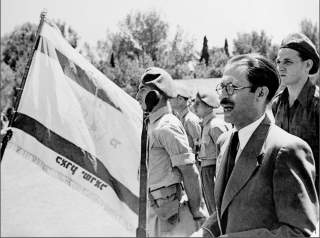 LEDET I IRGUN: Menachem Begin avbildet i 1948 mens han snakker med aktivister. Han var sjef i Irgun da bomben (over) sprengte i 1946. Begin spilte en viktig rolle i motsanden mot britene f�r staten Israel ble opprettet. Han ble senere Israels sjette statsminister og fikk fredsprisen for Camp David-avtalen. Foto: EPA/AFP/STR/RC