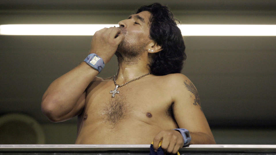BL�SER P� TOPPENE: Argentinas landslagssjef Diego Maradona elsker mer enn fotball. Her tar han seg en bl�s under en Copa Libertadores-kamp i fjor v�r.  Foto: Marcos Brindicci/Reuters/Scanpix