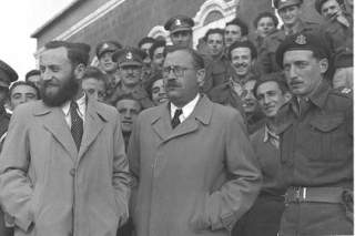 FIKK AMNESTI: Stern-medlemmene Nathan Yellin-Mor (i midten) og Matityahu Shmueliwitz ble etter Bernadotte-drapet funnet skyldige i � v�re medlemmer av en terrororganisasjon. De fikk amnesti straks. Her st�r de foran Acre-fengselet etter l�slatelsen i 1949. Foto: WIKIMEDIA