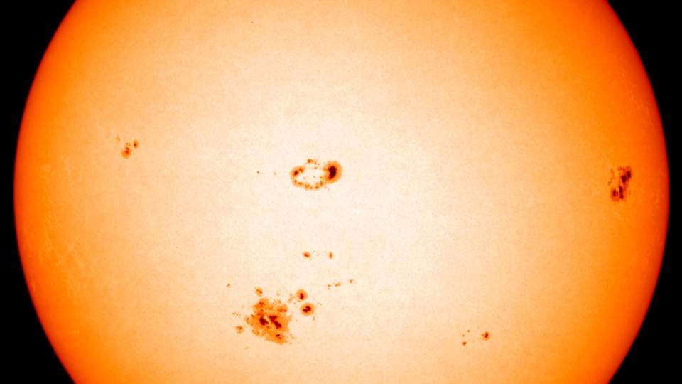 FULL AV FLEKKER: S�nn s� den aktive sola ut 28. oktober 2003, klokka 06.24.Foto: NASA