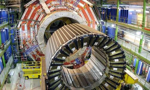 CERN: I LHC-partikkelakseleratoren p� CERN kolliderer de protoner og blyioner i enorme hastigheter. I disse kollisjonene dannes det en rekke nye partikler, og man h�per her p� � ogs� f� laget m�rk materie-partikler. Foto: AP/Scanpix