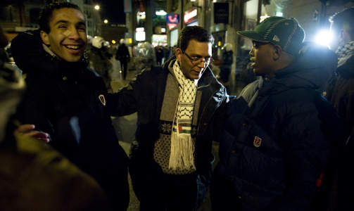- POLITIET PROVOSERTE: - Politiet opptr�dte p� en m�te som lett provoserer ungdom, sier SV-politikeren Akhtar Chaudhry. Her snakker han med ungdom fra torsdagens demonstrasjon. Foto: Martin Slottemo 
Lyngstad