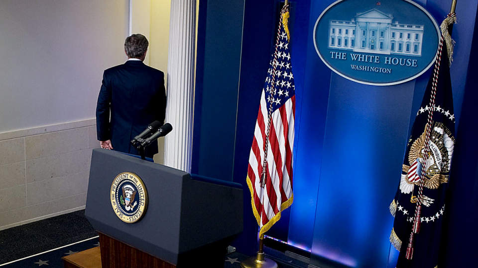 SVANESANG: George W. Bush var vekselvis ydmyk, bitter, humoristisk og sinna i sitt aller siste planlagte m�te med et samlet Washington-pressekorps.  Foto: JIM WATSON / AFP / SCANPIX