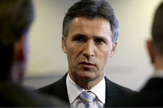 ROSER POLITIET: Statsminister Jens Stoltenberg mener politiet handlet helt korrekt da demonstrasjonene i Oslo ble rene gatekamper. Foto: Cornelius Poppe / SCANPIX