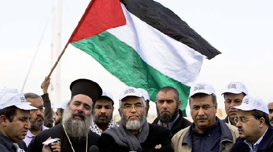 UTESTENGT: Knesset-medlem Ahmed Tibi (t.h.), her sammen med arabiske aktivister i Jaffa 7. desember. Den gang protesterte de mot at israelsk politi hindret en israelsk b�t i � dra til Gaza med forsyninger til den isolerte enklaven. Flagget i bakgrunnen er det palestinske. Foto: ARIEL SCHALIT/AP/SCANPIX