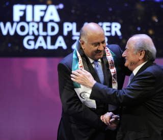 S� KLART P� PLASS: FIFA-president Sepp Blatter delte ut utviklingspris til den palestinske fotballpresidenten Jibril Rajub. Foto: SCANPIX/AFP/ FABRICE COFFRINI