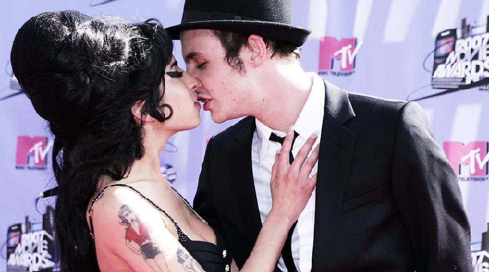 OVER OG UT: Ekteskapet mellom Amy Winehouse (25) og Blake Fielder-Civil (26) er n� etter alt � d�mme over - etter bare 20 m�neder. Foto: MATT SAYLES/AP/SCANPIX