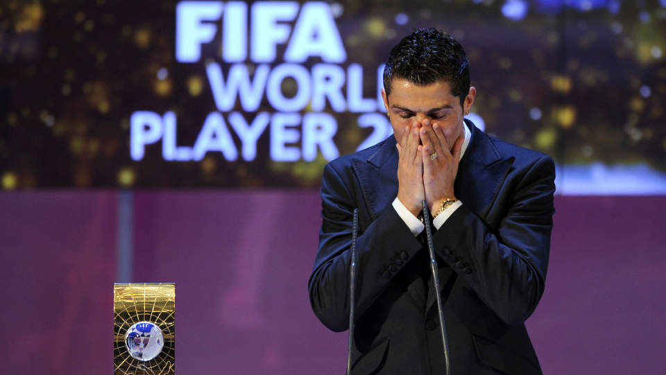 PR�RT: Etter � ha blitt skuffet i fjor, ble det endelig favorittseier og Fifa-pris p� Cristiano Ronaldo i kveld. Han er den f�rste Manchester United-spilleren som noensinne har mottatt utmerkelsen. Foto: SCANPIX/AFP/FABRICE COFFRINI