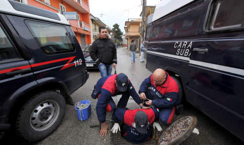 GJENNOMS�KTE KLOAKKEN:  Politiet gjennoms�kte kloakken, men Giuseppe Setola og livvakten hans klarte � komme seg unna. Foto: AP Photo/Franco Castano/Scanpix