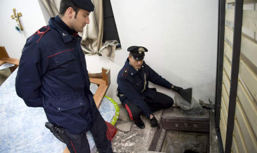 R�MNINGSVEI:  Under en seng fant politiet et falskt gulv.  Derunder var det en hemmelig d�r som ledet inn i kloakken og ut i friheten for r�mlingen. Foto: AFP PHOTO / FRANCESCO PISCHETOLA/Scanpix
