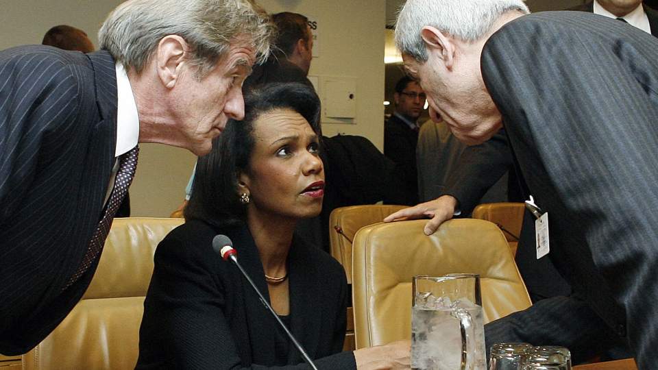 INTENSE FORHANDLINGER:  Det foregikk en intens tautrekking mellom vestlige og arabiske ledere f�r FNs sikkerhetsr�d kom fram til en resolusjon. USAs utenriksminster Condoleezza Rice var med � utarbeide forslaget, men avsto fra avstemningen. Her er hun i samtale med sine franske og libanesiske kolleger, henholdsvis Bernard Kouchner (t.v.) og Fawzi Salloukh (t.h.). Foto: AP Photo/UN Photo, Evan Schneider/Scanpix