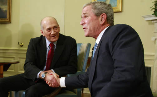 ALLIERTE:  - Jeg forlangte � f� Bush p� tr�den, sier Olmert. Her fra et m�te mellom de to i november. Foto: REUTERS/Jason Reed/Scanpix