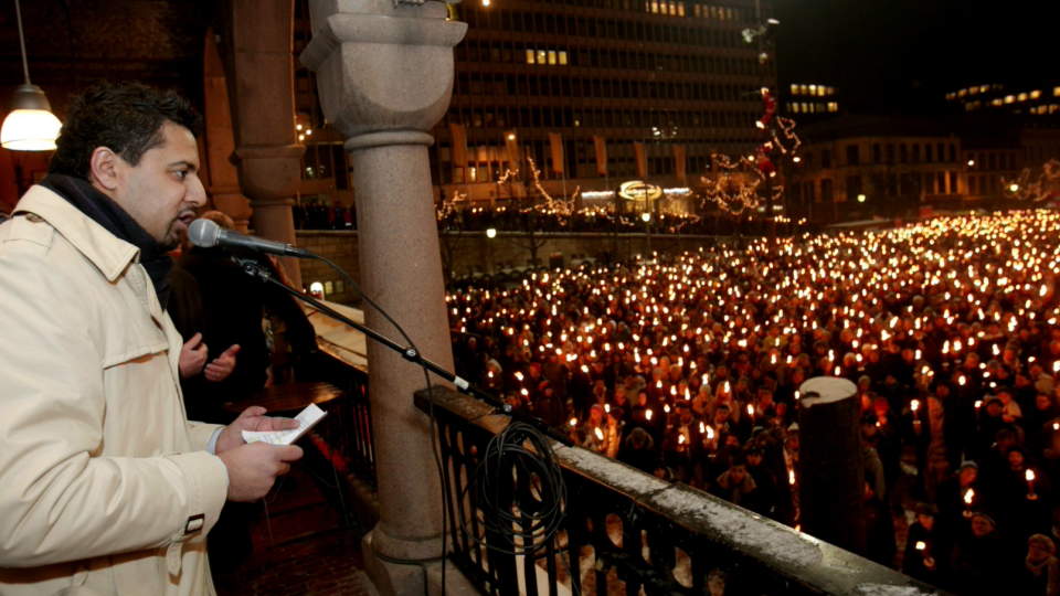 ADVARER: Abid Raja talte p� Youngstorget i Oslo torsdag kveld f�r tusenvis av  mennesker startet sitt fakkeltog til st�tte for krigens ofre i Midt�sten. N� �nske venstrepolitikeren � m�te demonstrantene som har overskygget de fredelige demonstrasjonene i Oslo de siste dagene. Foto: Stian Lysberg Solum / SCANPIX