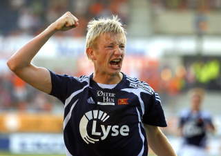 UTVIST: Allan Gaarde ble utvist etter � ha sparket ned en motspiller. Her som Viking-spiller.
Foto:  Svein Ove Ekornesv�g  / SCANPIX