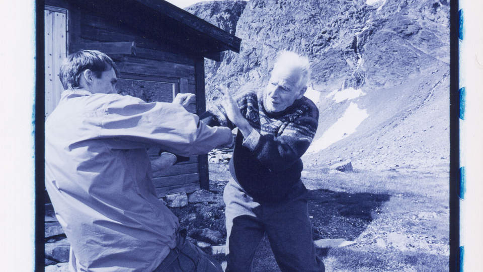 MINNERIK SOMMERDAG: Dagbladets journalist Eivind Eidslott forteller om sitt m�te, og boksekampen, med Arne N�ss i 1999. Foto: ERIK THALLAUG