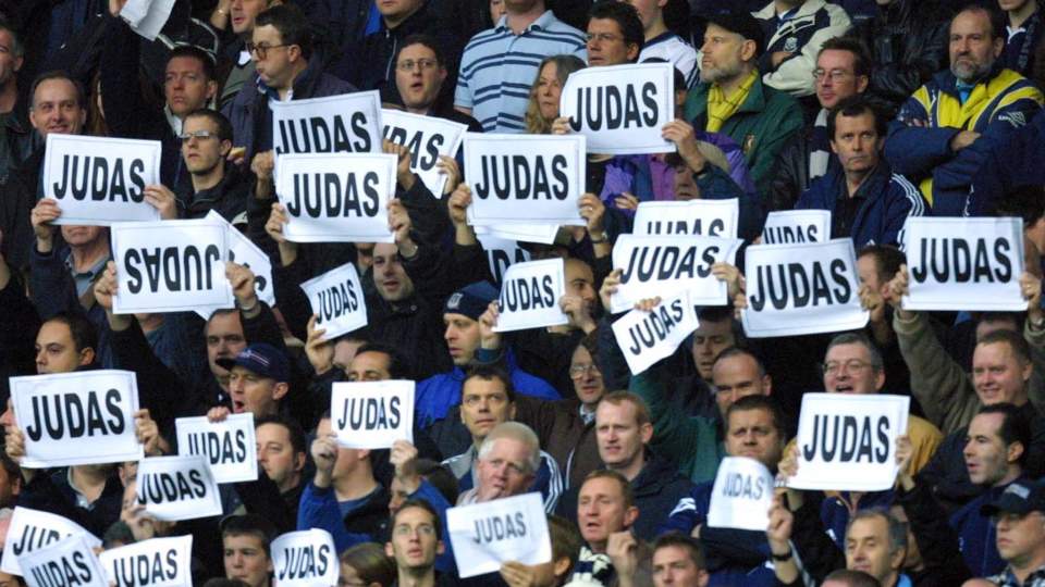 SPURS-FANSENS FREMSTE HATOBJEKT: Tottenham-fansen har aldri glemt m�ten Sol Campbell forlot dem p�, da han som Bosman-spiller gikk til erkerival Arsenal i 2001. N� m� 11 Spurs-supportere m�te for retten, etter grov rasisme og homohets mot Campbell under en ligakamp 30. september 2008. Bildet er hentet fra Campbells retur til White Hart Lane i 2001.  Foto: EPA