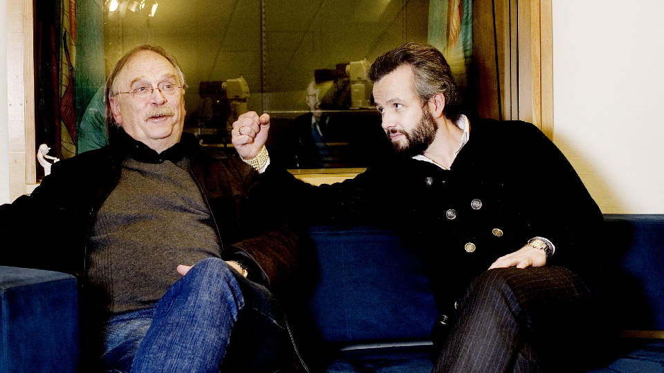 ARI BEHN B�R LEGGE SEG FLAT: Det mener Elin �rjas�ter. Her er Behn sammen med professor Trond Nordby under g�rsdagens lysl�ype i mediene. Carl-Erik Grimstad valgte � ikke stille opp. Foto: Agnete Brun/Dagbladet
